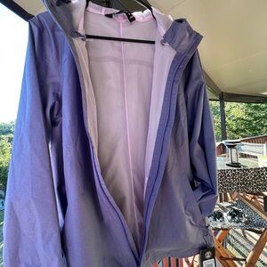 Under Armour Hooded Lilac Performance Jacket
Woman’s size XL